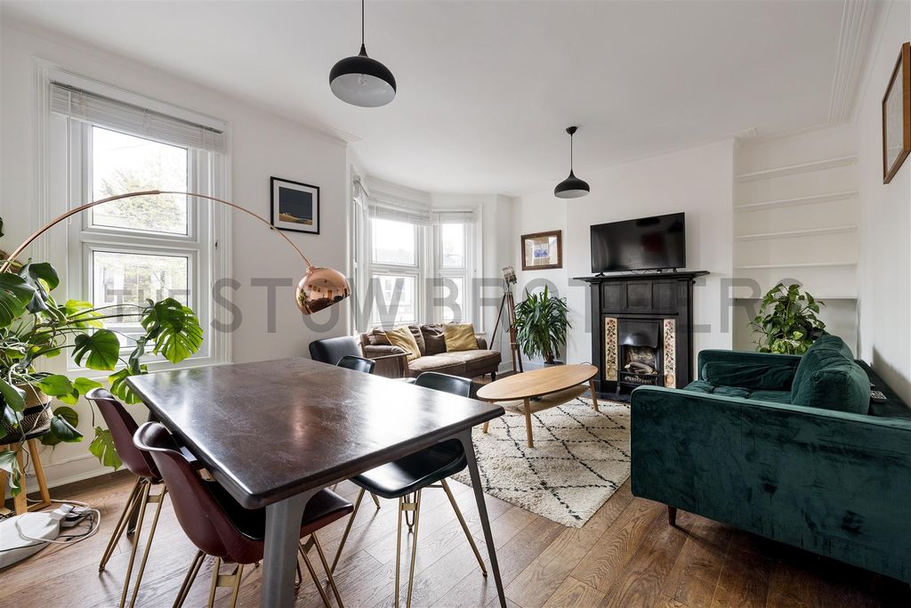 Property photo 2 of 32