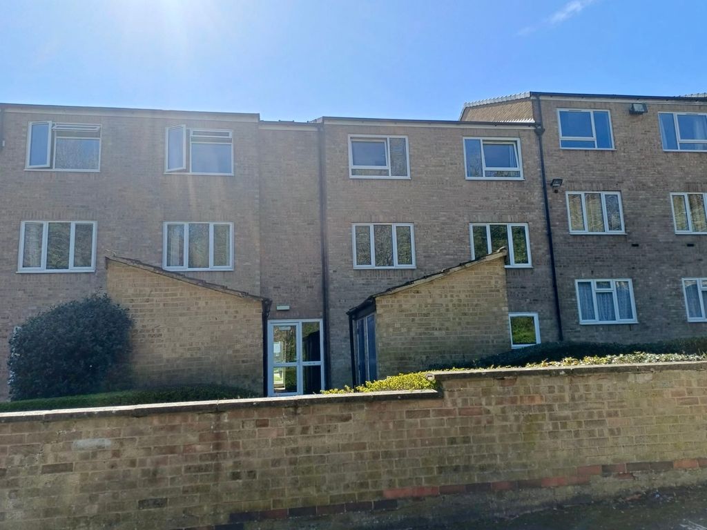 Property photo 1 of 7 Burrows Court