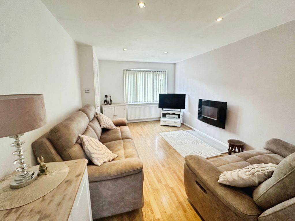 Property photo 3 of 21 Lounge