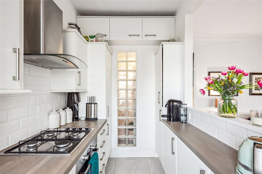 Property photo 2 of 11 Kitchen