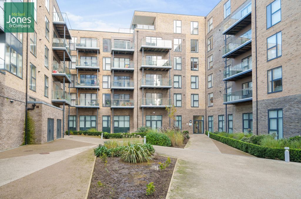 Property photo 1 of 8 F58c6d87-A87F-483...