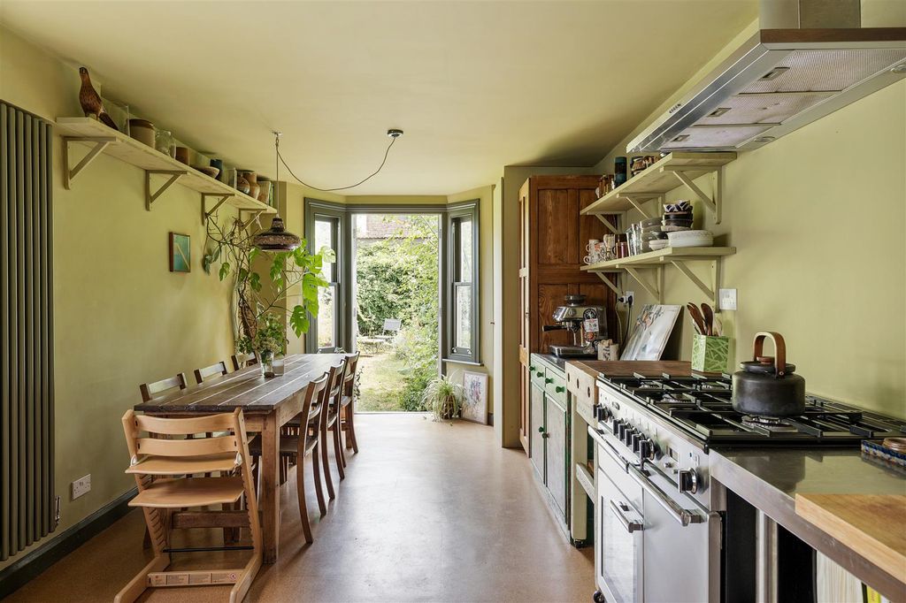 Property photo 3 of 36 Second Avenue, E12