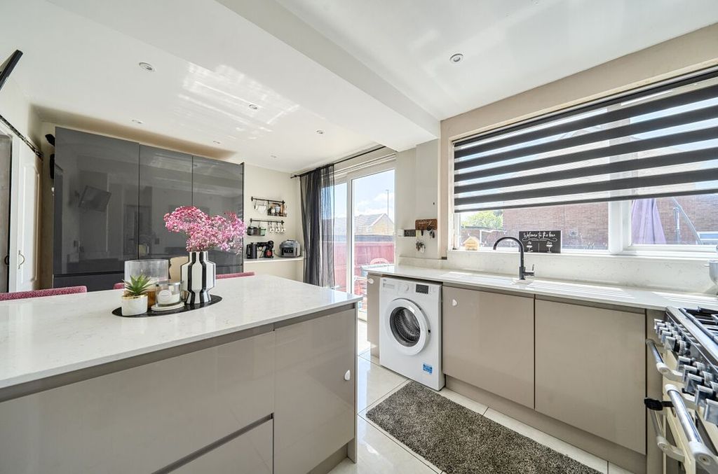 Property photo 2 of 12 1472745106A28010B3Fc50