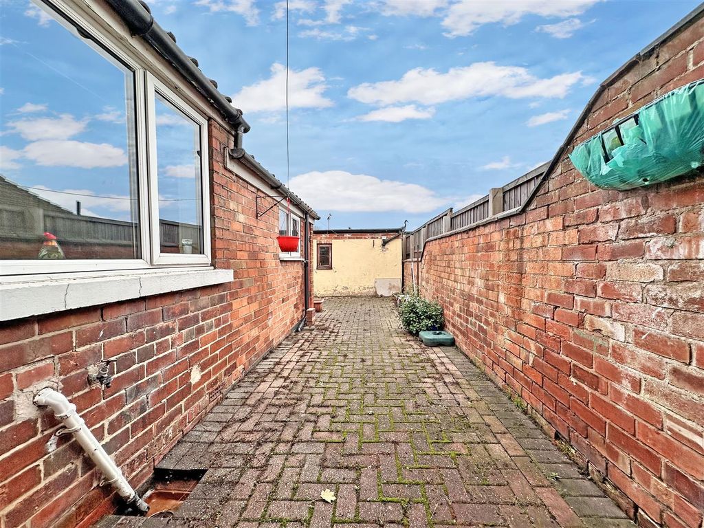 Property photo 3 of 13 Low-Maintenance Rear Courtyard 063