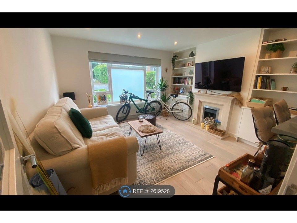 Property photo 1 of 18 Living Room