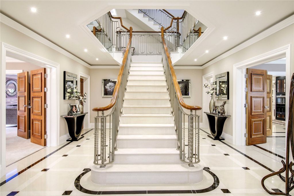 Property photo 3 of 34 Entrance Hall