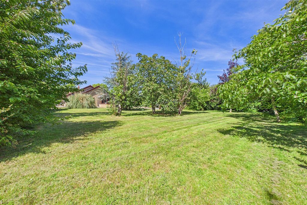 Property photo 2 of 28