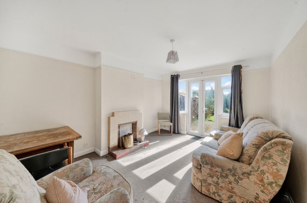 Property photo 2 of 11 Siting Room