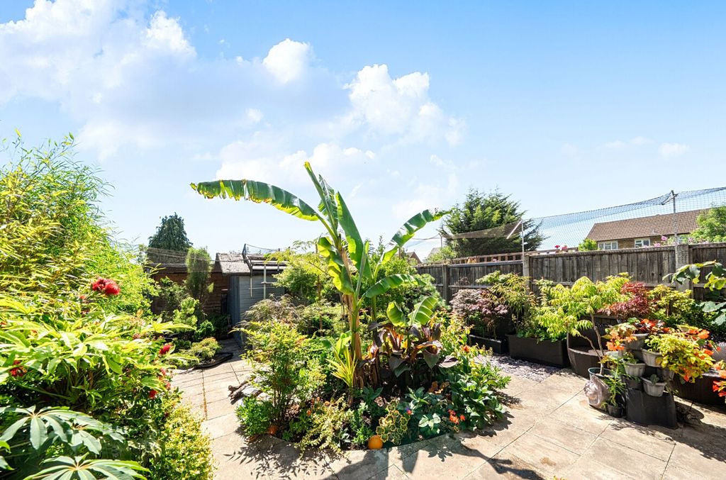 2 bed property for saleQuinta Drive, Barnet EN5 photo 4