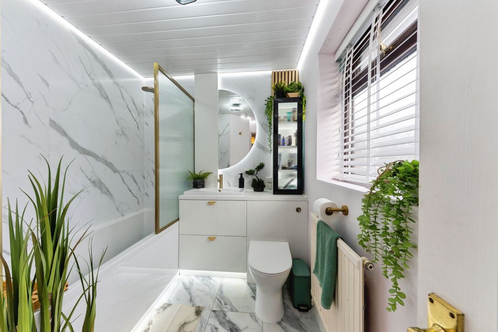 Property photo 2 of 16 Bathroom