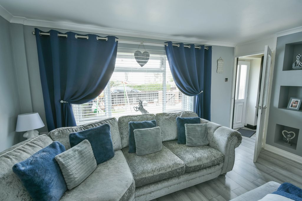 Property photo 3 of 14 Lounge