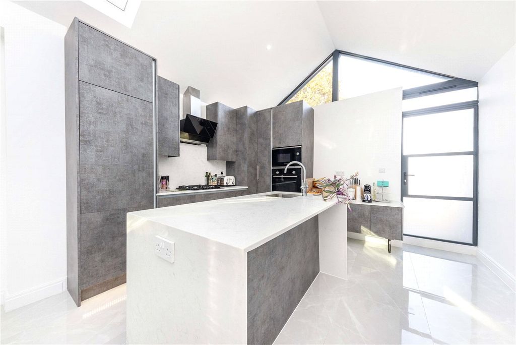 Property photo 2 of 21