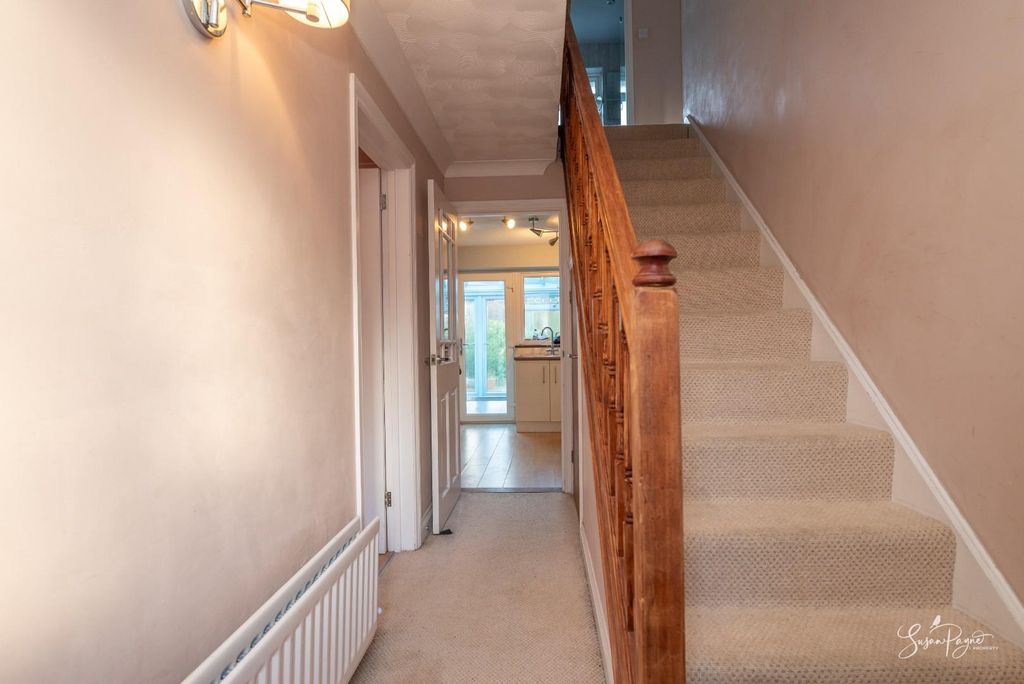 Property photo 3 of 30 Entrance Hall