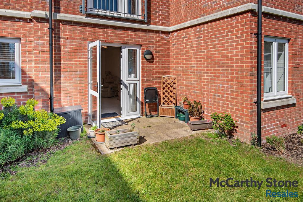 Property photo 1 of 33 8686984-Exterior02-800.Jpg