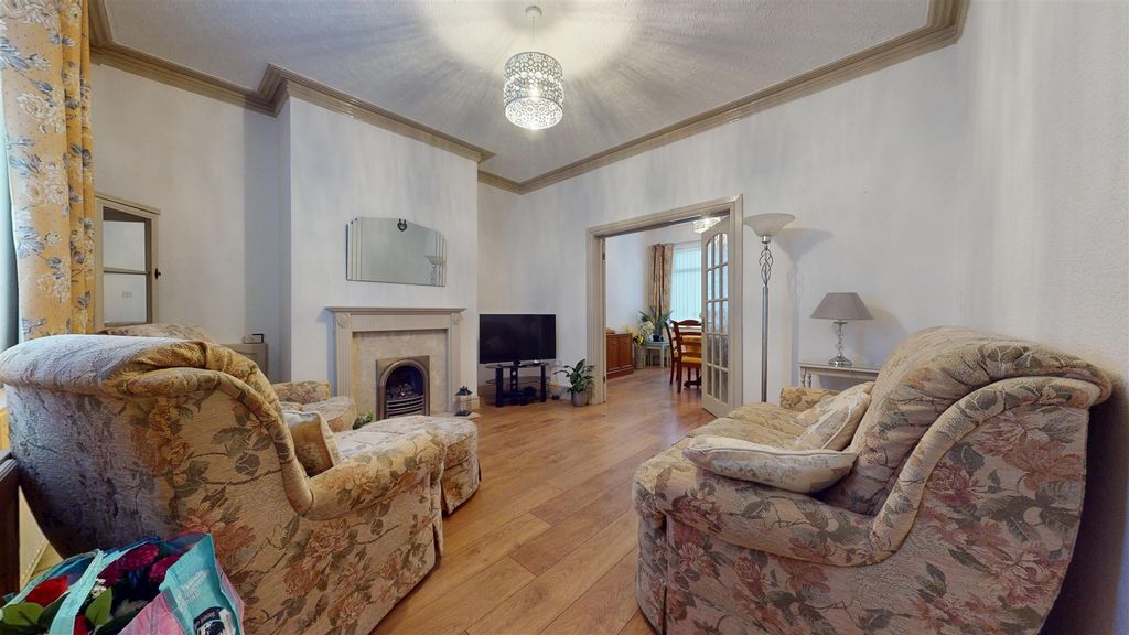 Property photo 2 of 23 Greenfield Road Living Room