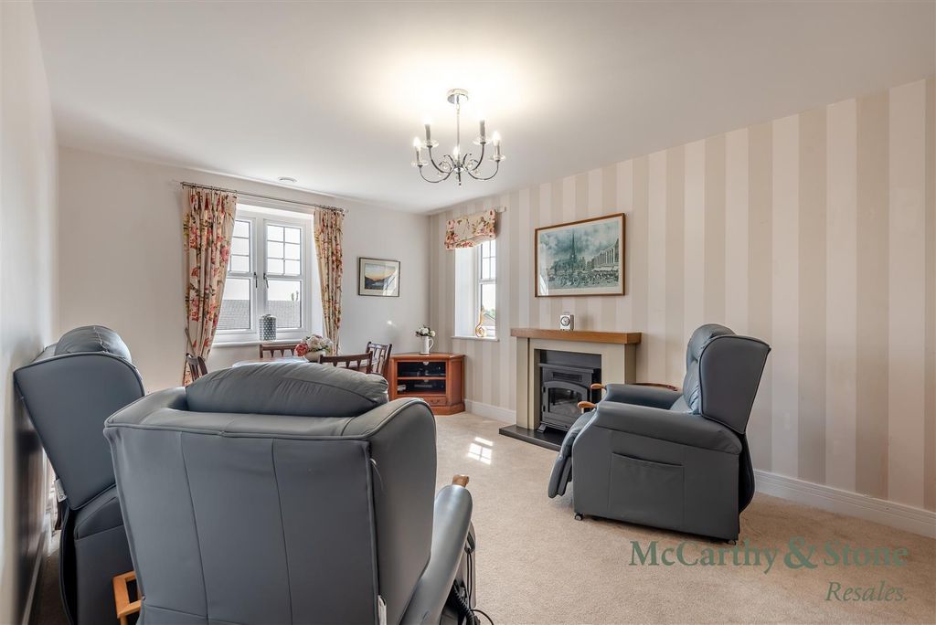 Property photo 3 of 21 8702431-Interior01.Jpg