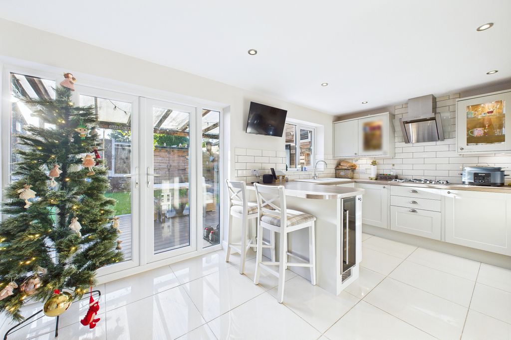Property photo 3 of 14 Breakfast Kitchen