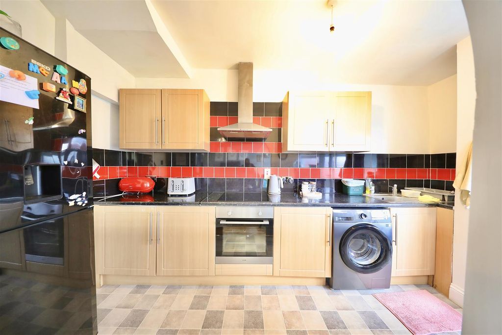 Property photo 3 of 12 Kitchen