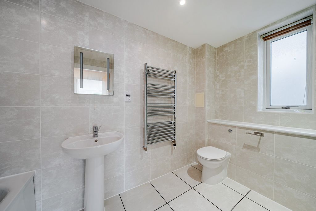 Property photo 3 of 18 1493804-11-6A574E...