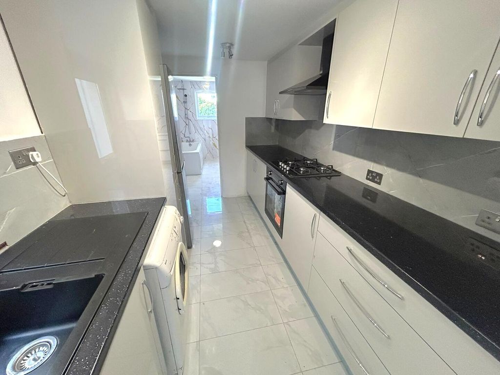 Property photo 3 of 7 Kitchen