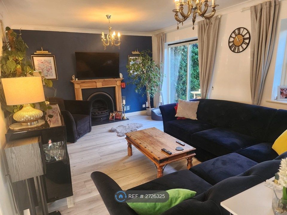 Property photo 1 of 7 Living Room