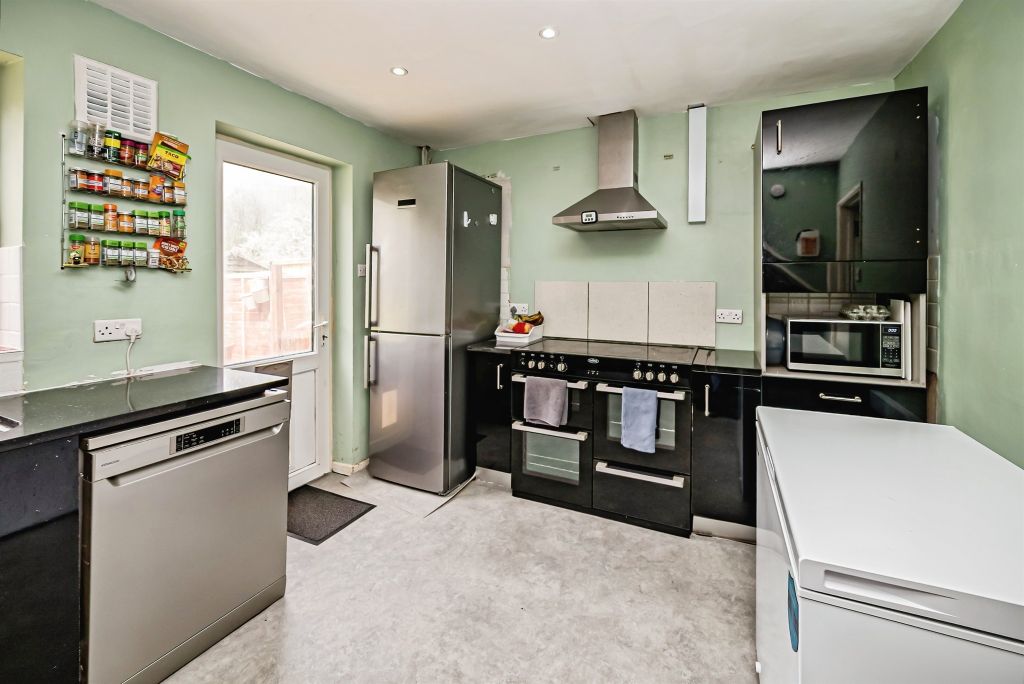 Property photo 3 of 17 Kitchen