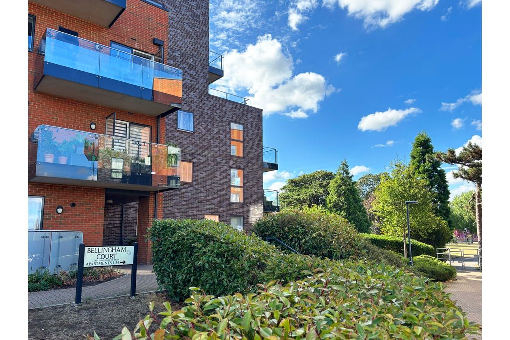 Property photo 1 of 16 Communal Entrance