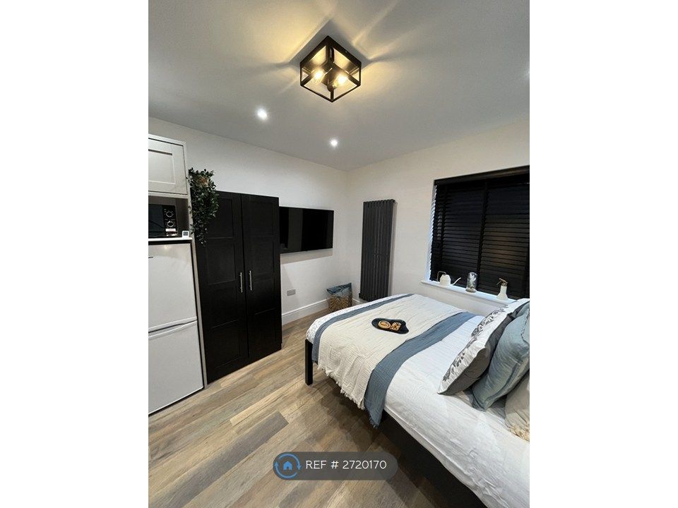 Property photo 3 of 10 Room 8