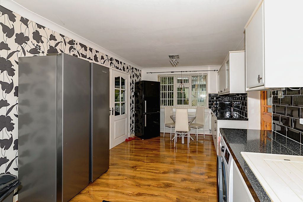 Property photo 3 of 11 Kitchen