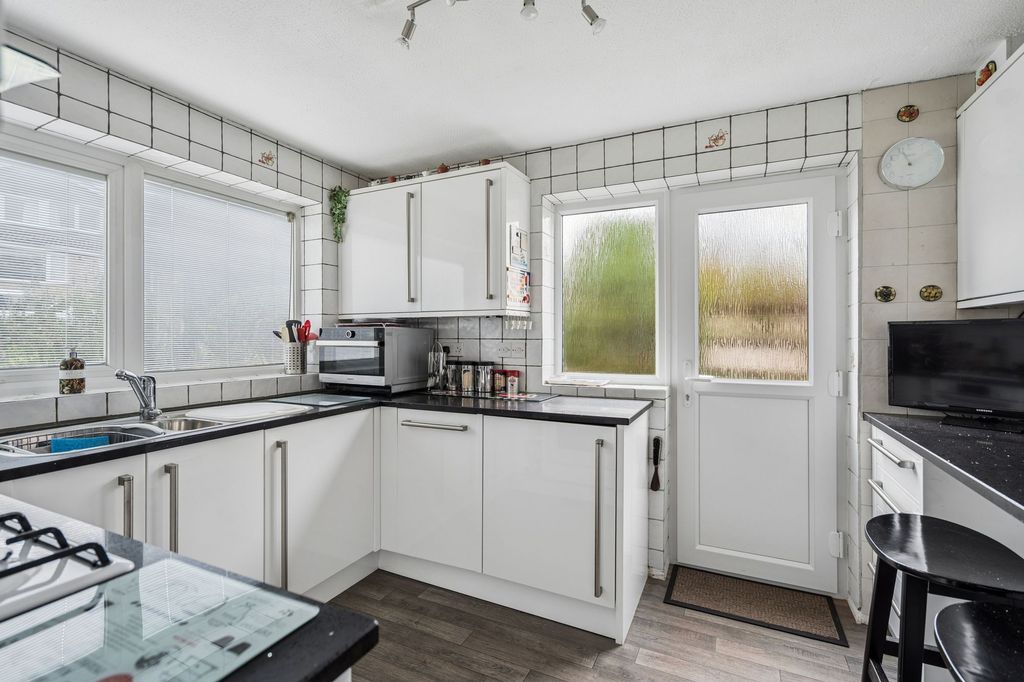 Property photo 3 of 18 Kitchen