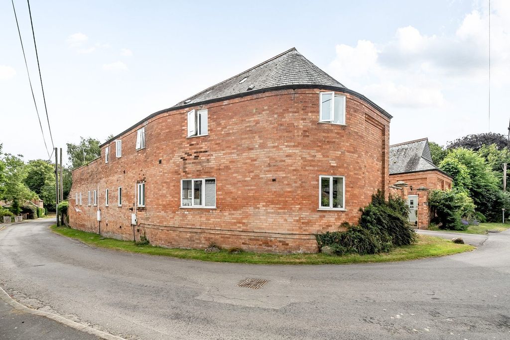 Property photo 2 of 27