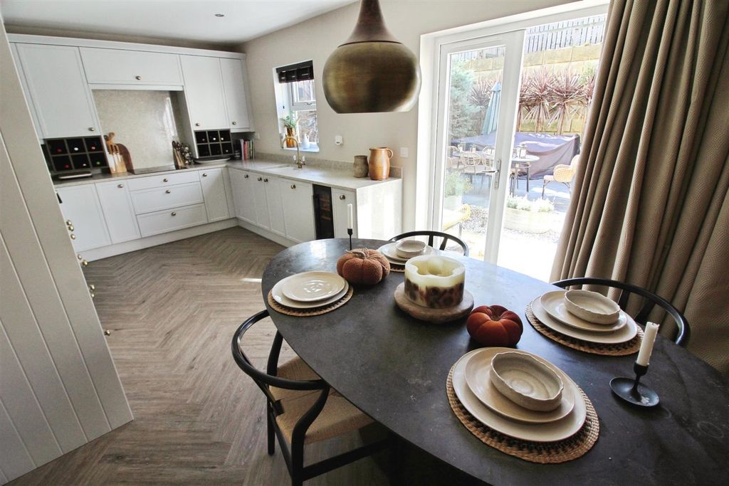 Property photo 2 of 30 Kitchen Diner