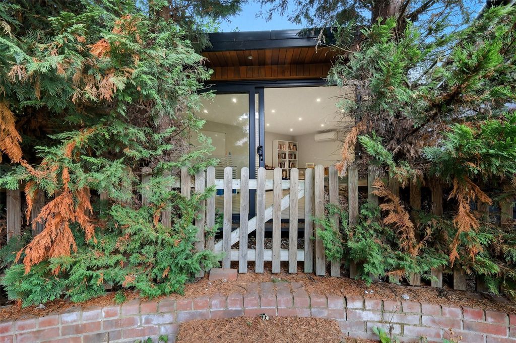 Property photo 2 of 17 Outbuilding/Office