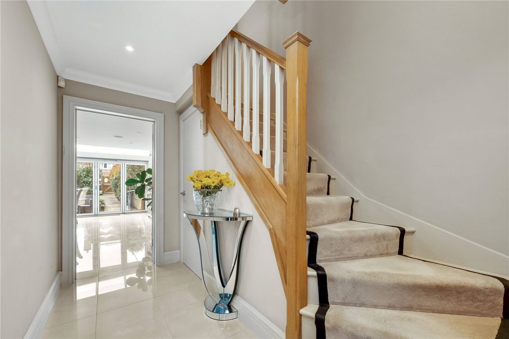Property photo 2 of 16 Hallway