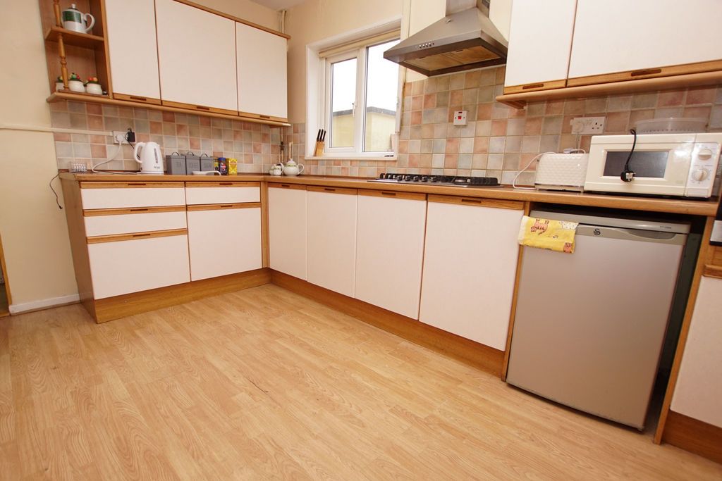 Property photo 3 of 17 Kitchen