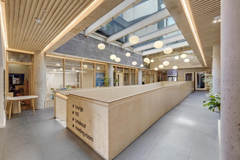 Property photo 2 of 9 Hallway