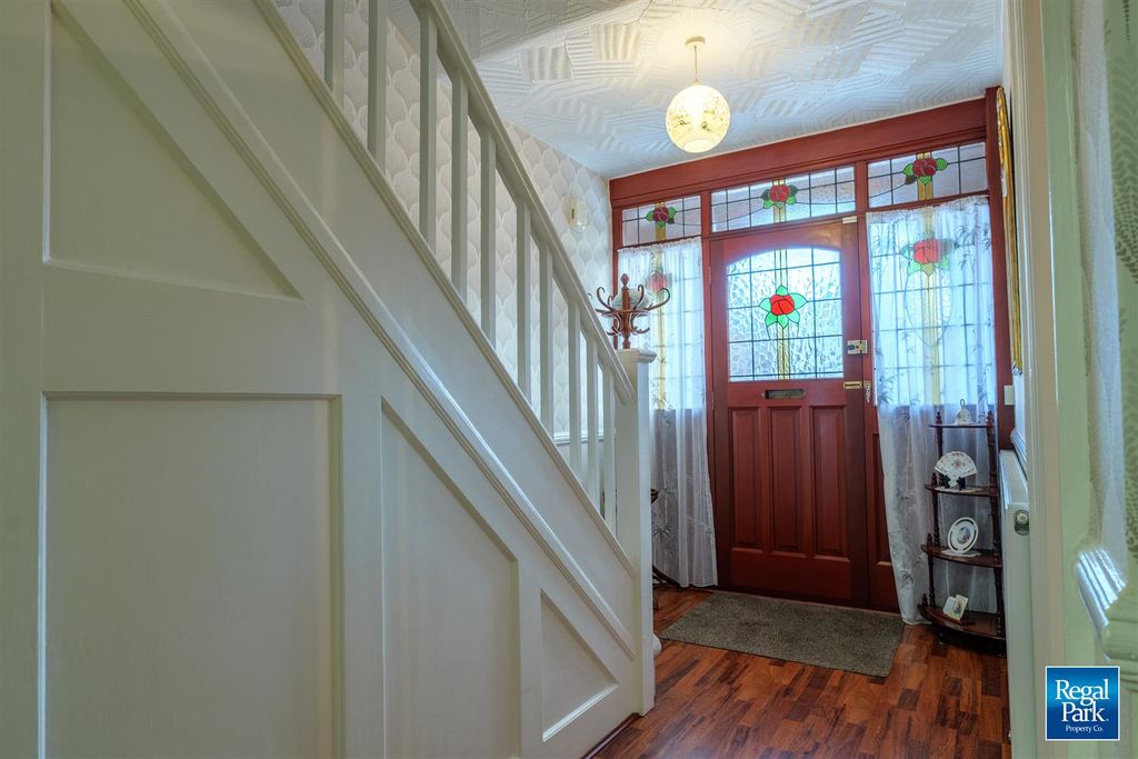 Property photo 3 of 31 Entrance Hall