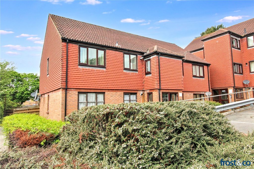 Property photo 1 of 8 Fernhill Close