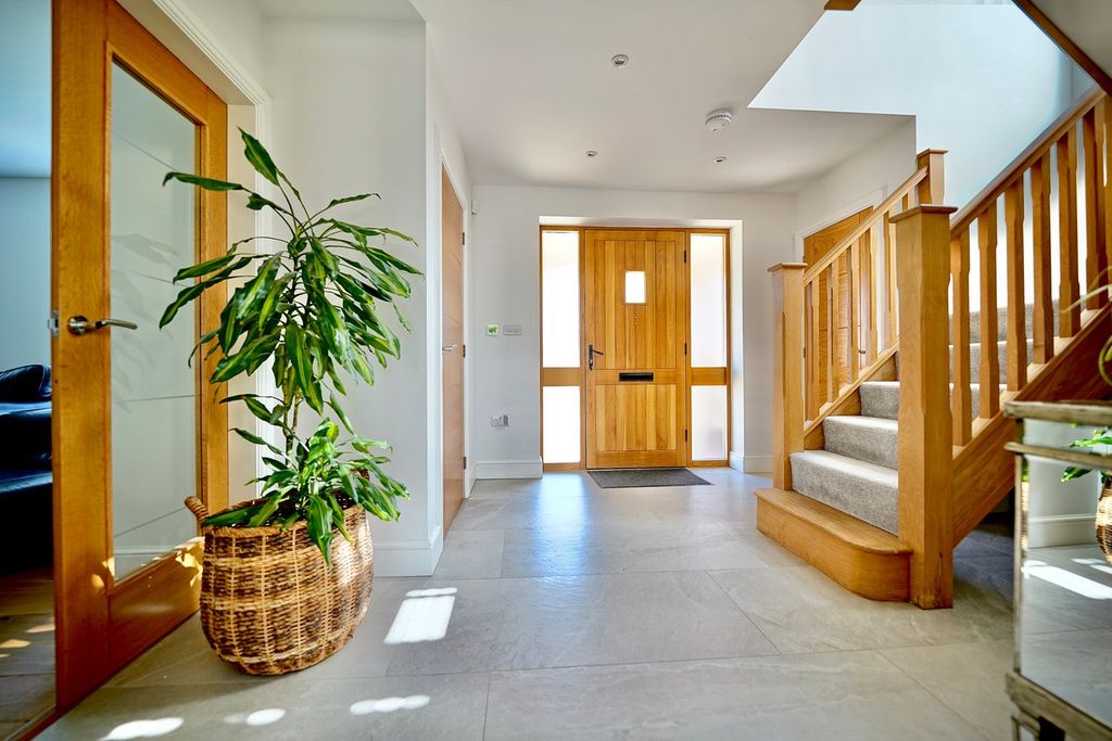 Property photo 2 of 28