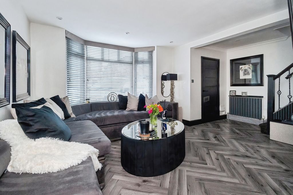 Property photo 3 of 16 Pbox-Img.Jpg