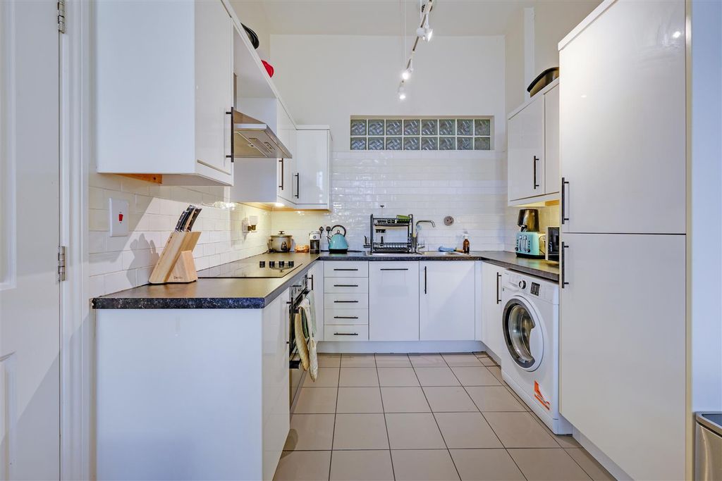 Property photo 3 of 8 81300 Vm Nhh 16 Shortcroft Mead Court Nw10 1Bf_945