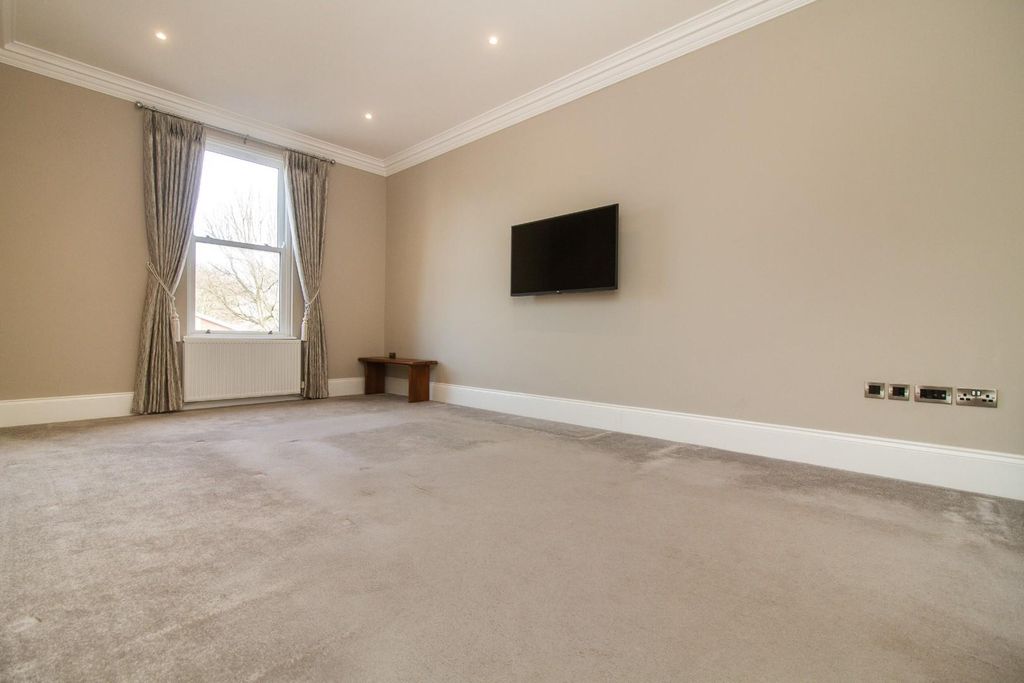 Property photo 2 of 10 Living/Dining Room
