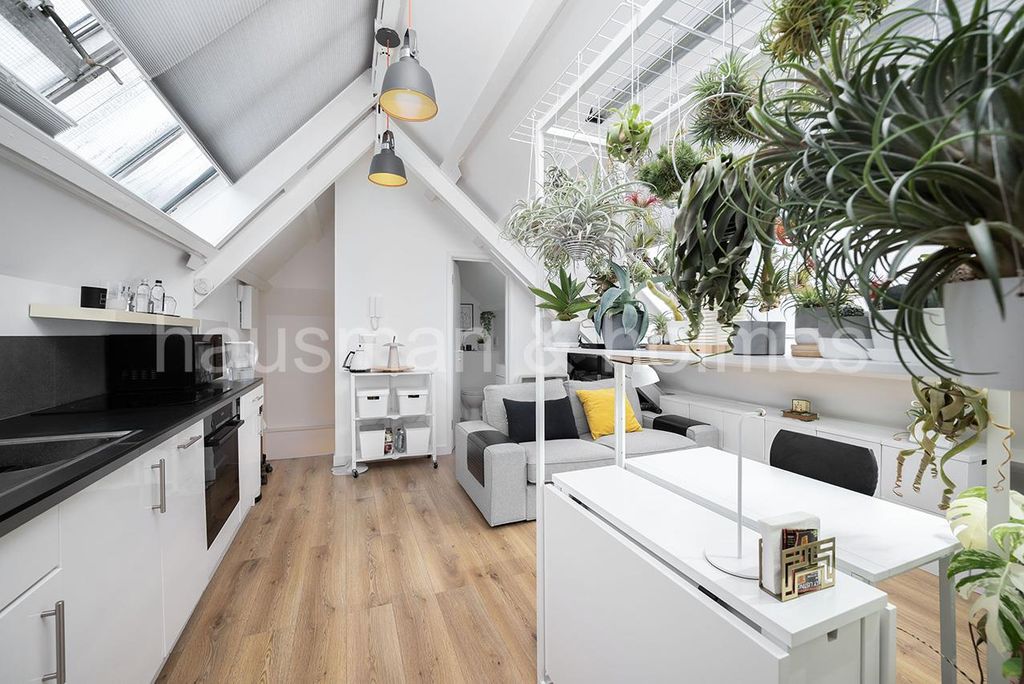 Property photo 3 of 15 W02.Jpg