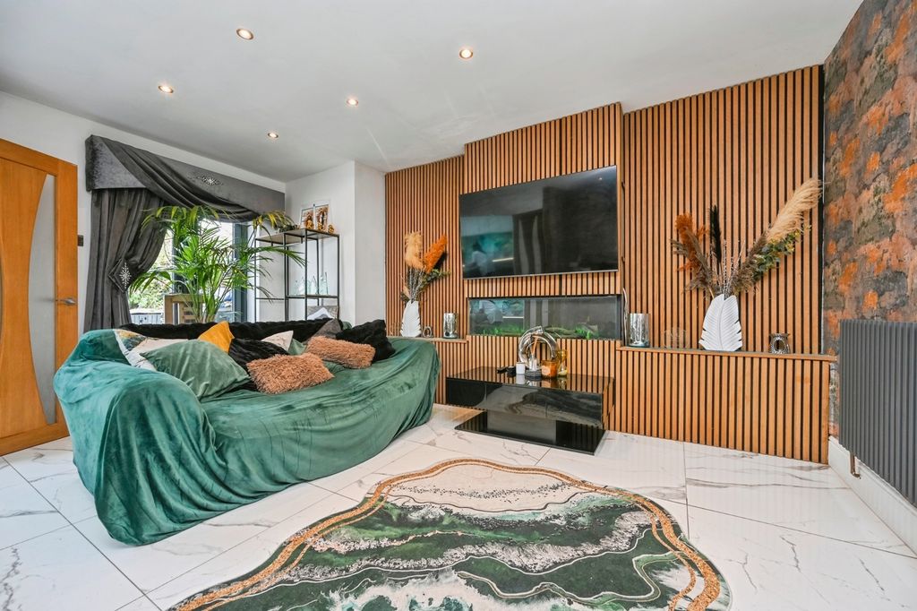 Property photo 3 of 25 Pbox-Img.Jpg