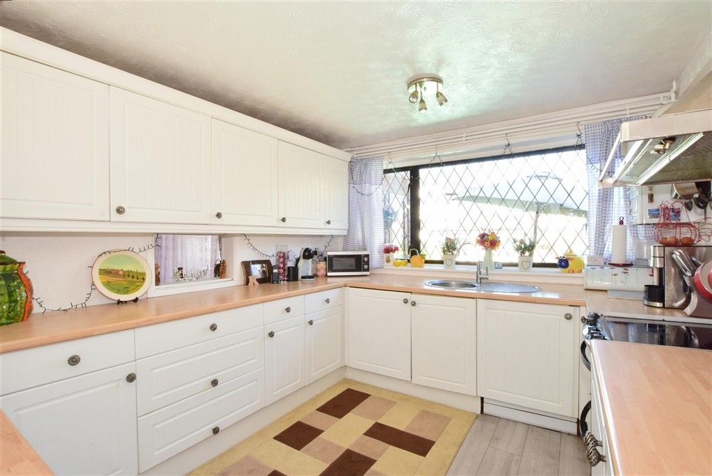 Property photo 3 of 9 Kitchen