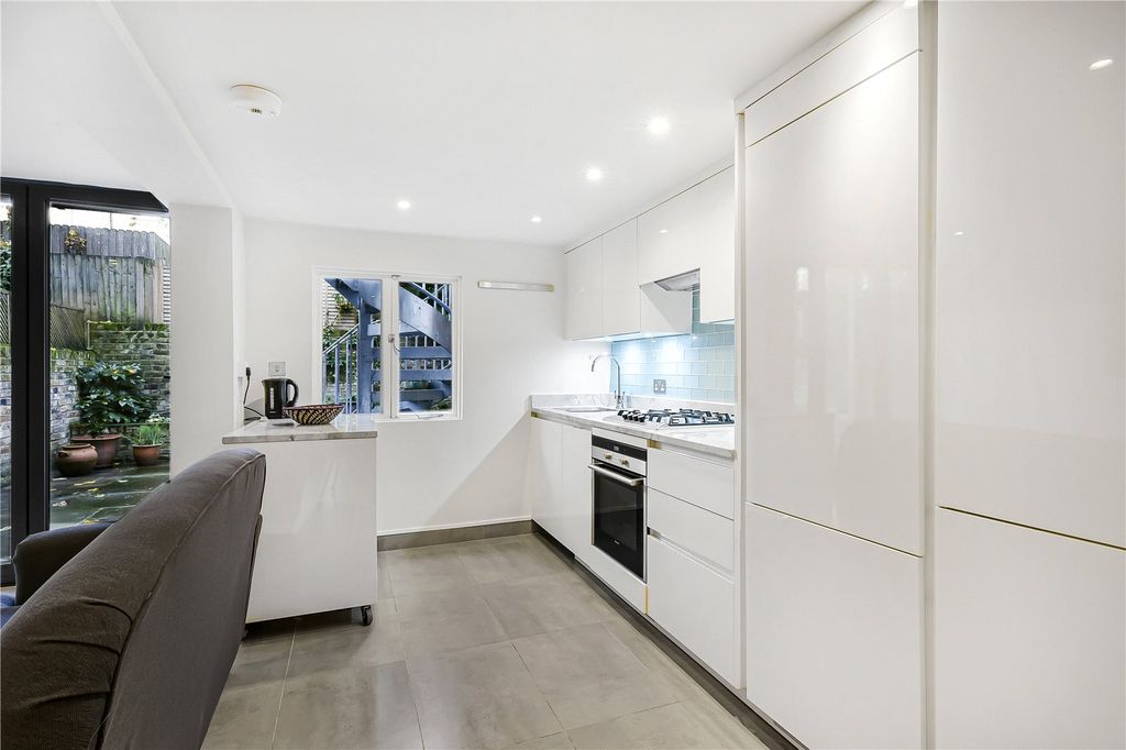 Property photo 3 of 10 Reception/Kitchen