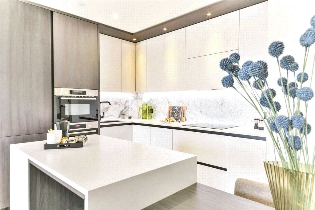 Property photo 2 of 9 32 Walton Clark Hous