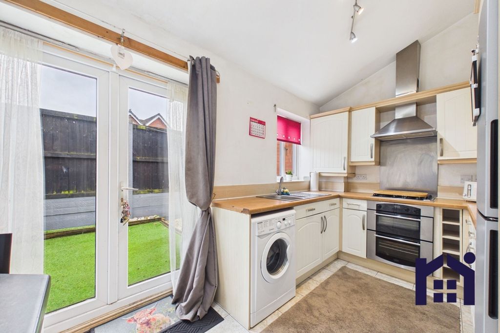 Property photo 3 of 19 Kitchen