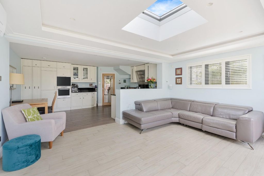 Property photo 3 of 14 Walsingham Gardens