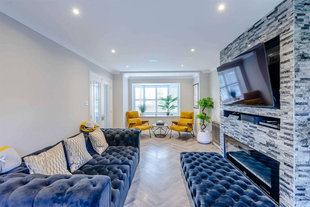 Property photo 2 of 22 8489530-Interior03-800.Jpg